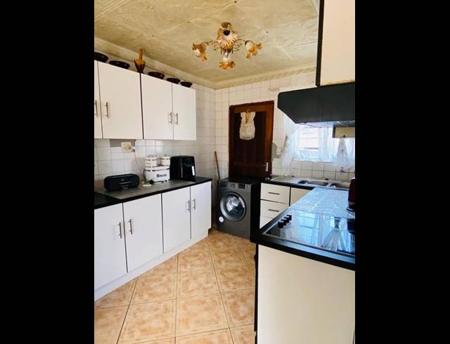 6 BEDROOM HOUSE FOR SALE IN TEMBISA CENTRAL